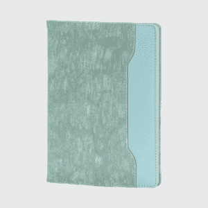 Üsküp Model 15×21,5 cm Defter, termo deri PU sert kapak, 80 gr krem iç sayfalar ve gofre, dijital, serigraf baskı seçenekleriyle markanıza özel tasarım imkanı sunar. Kurumsal etkinlikler ve promosyon kampanyaları için ideal olan bu defter, prestij ve uzun ömürlü şıklık arayanlar için mükemmel bir tercihtir. Renk seçenekleriyle global markaların da gözdesi olan Üsküp Model Defter ile iş dünyasında kalıcı izler bırakın.